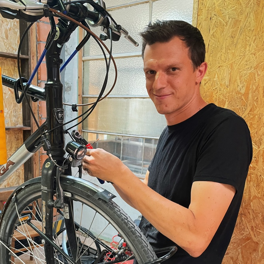 Rien aan het werk in de Fietsenmakker werkplaats
